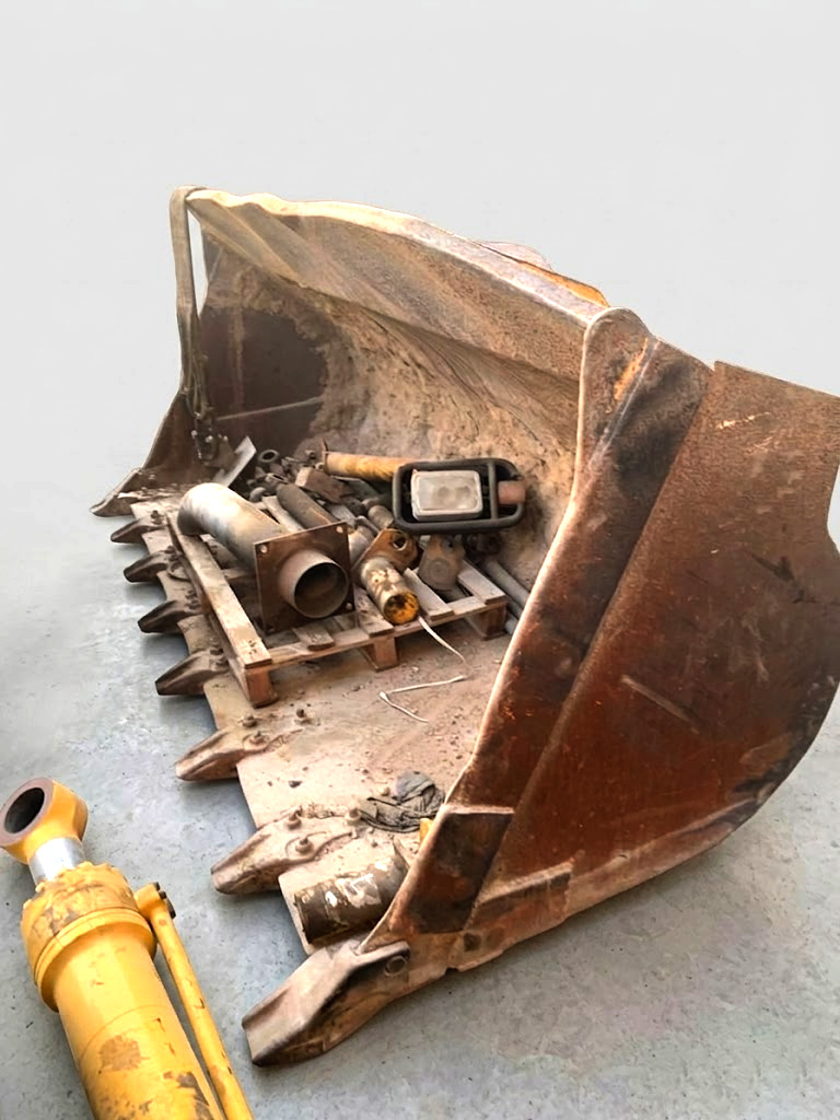 Komatsu WA470 Heavy-Duty Wheel Loader Bucket 424-70-32101